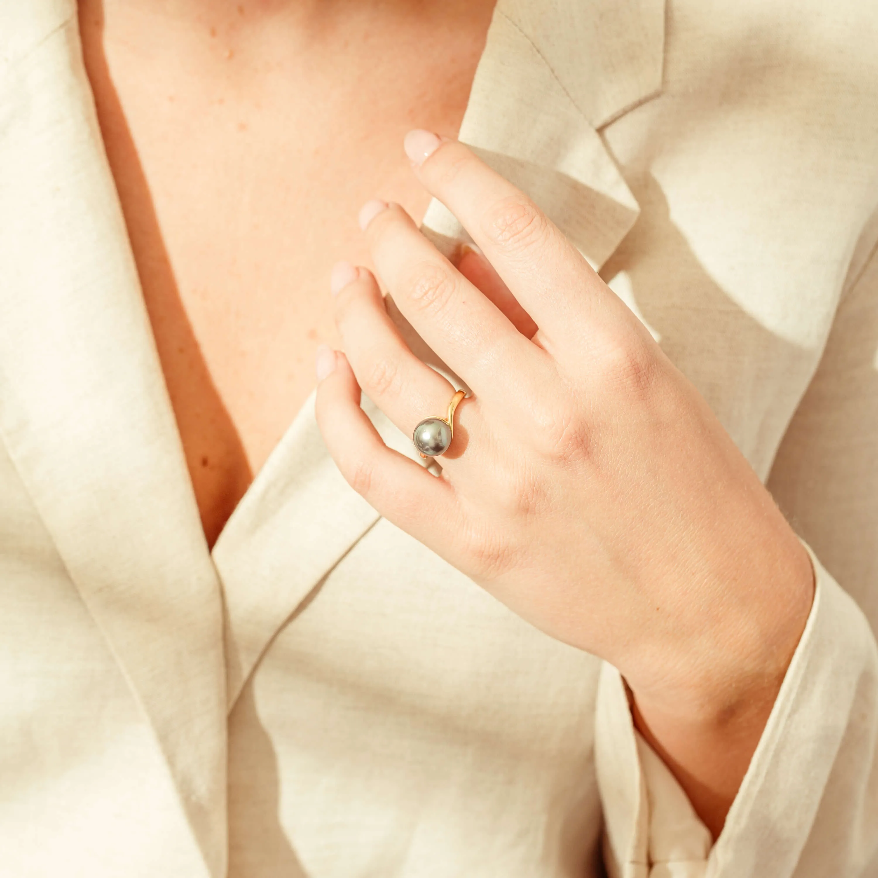 18ct Yellow Gold 10.4mm Black Pearl Ring