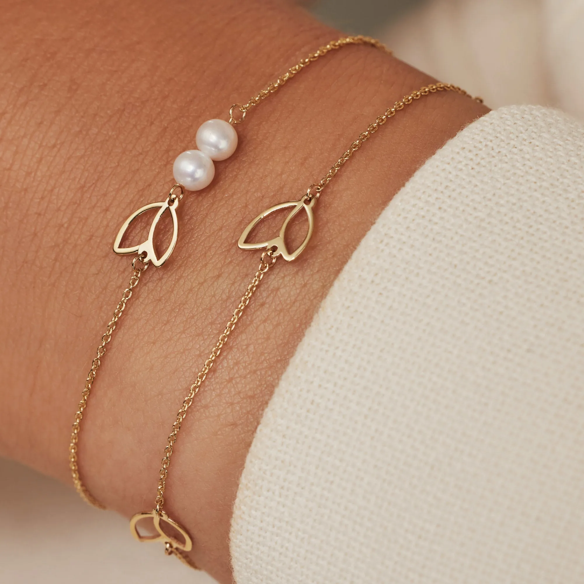 Cadeau d'Isabel 14 karat gold bracelet and ear studs set with pearls