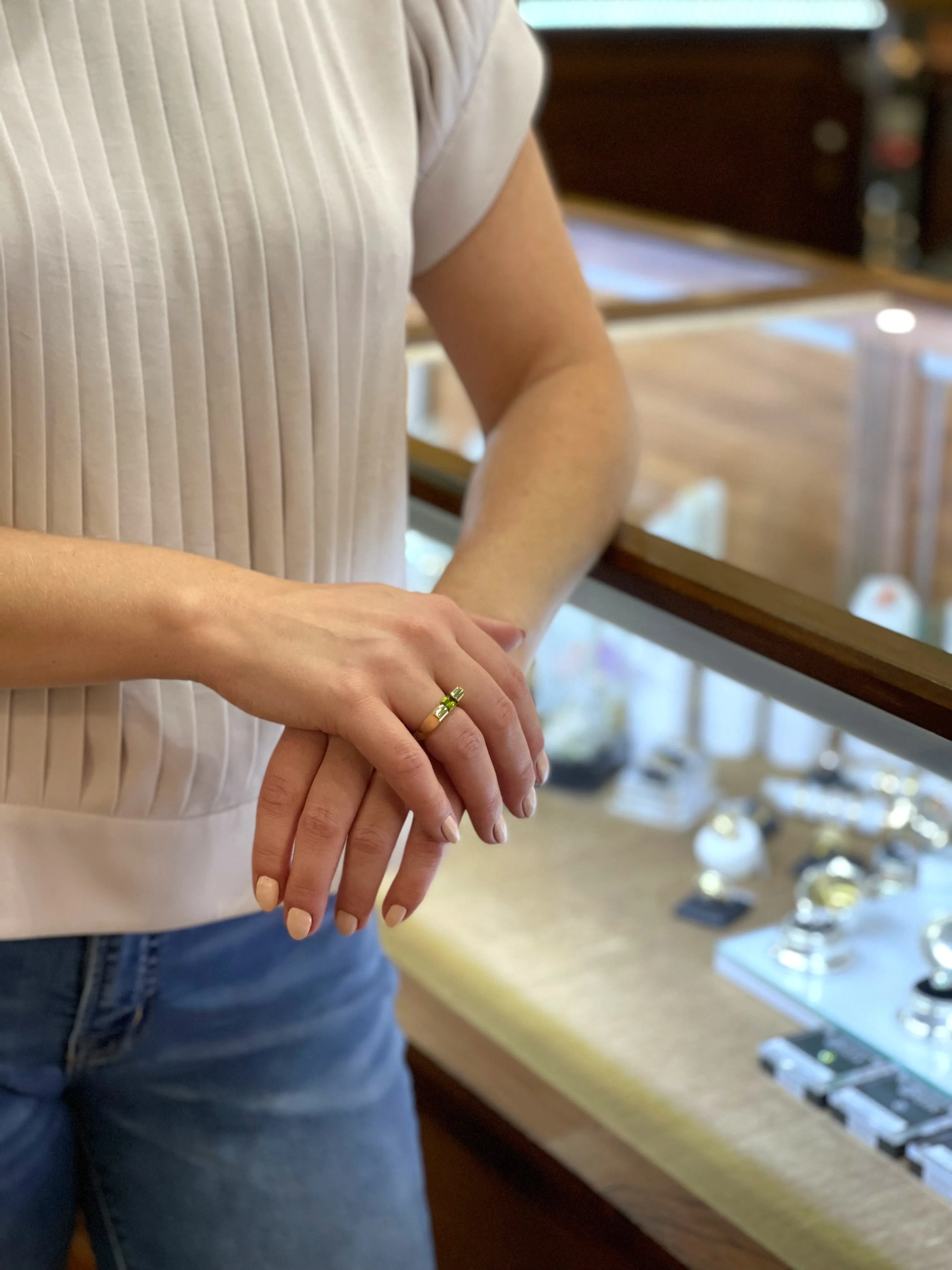 Vintage 18K Yellow Gold Peridot Bar Ring
