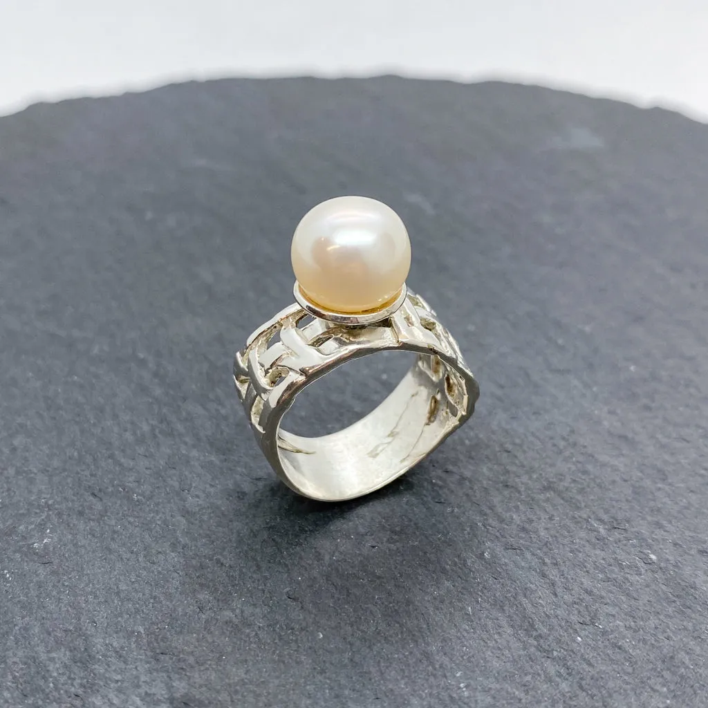 Woven Basket Large Pearl Ring